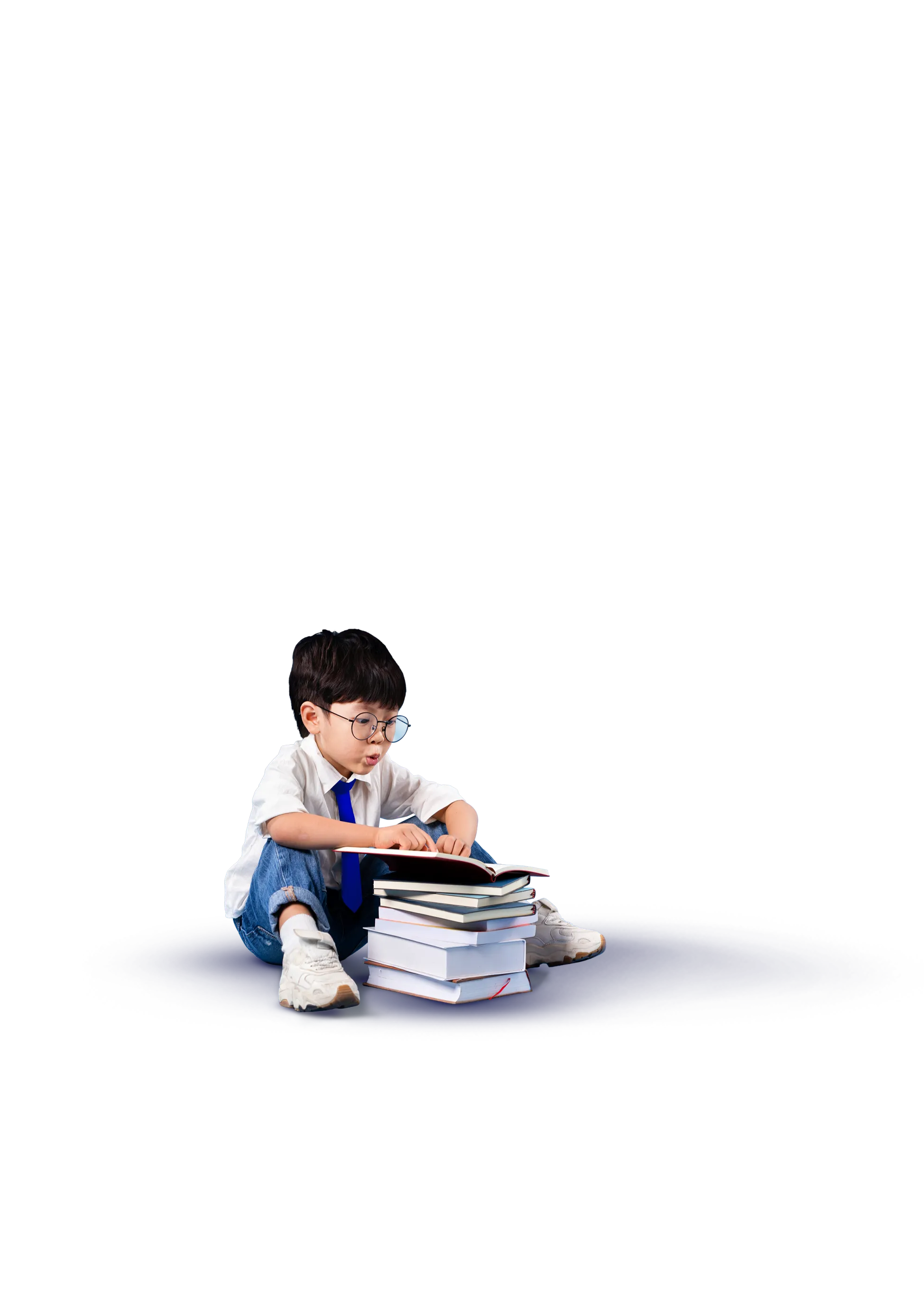 Cậu bé đeo kính ngồi đọc sách bên chồng sách